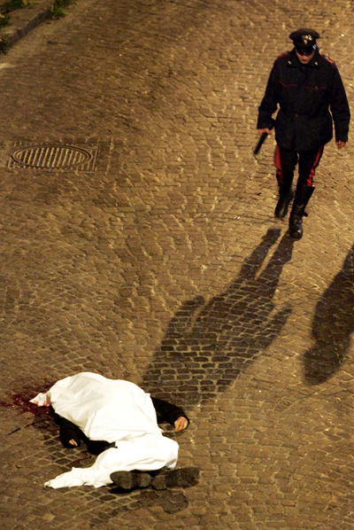 El cuerpo de Nunzio Giuliano yace en la calle de Nápoles donde fue asesinado, en 2005, en medio de una guerra entre facciones de la Camorra.rnEl capo Maurizio Prestieri.