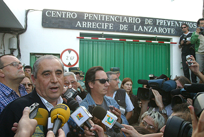 Dimas Martín se dirige a sus simpatizantes ante de entrar en la cárcel, en 2005.