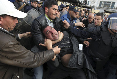 La policía argelina detiene a un manifestante en Argel.