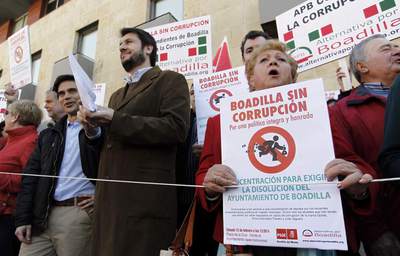 Concentración de vecinos frente al Ayuntamiento de Boadilla.