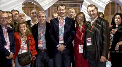 Tomás Gómez, en el centro, con alcaldes y simpatizantes en la convención municipal del PSOE en Sevilla.