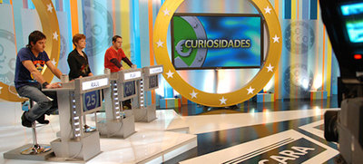 El concurso  Xlacara,  emitido en Aragón TV. A la izquierda  Ahora y nunca,  de MTV.