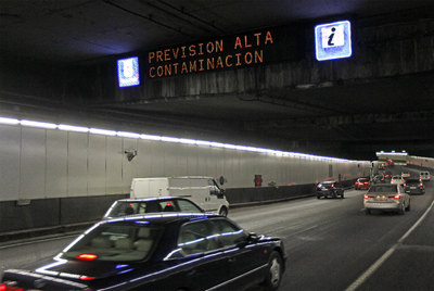Carteles en los túneles de la M-30, vía de circunvalación de Madrid, alertando de la alta contaminación.