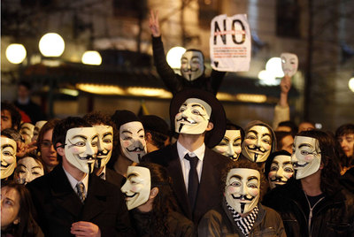 Manifestación de Anonymous contra la  ley Sinde,  a la puerta del Teatro Real.