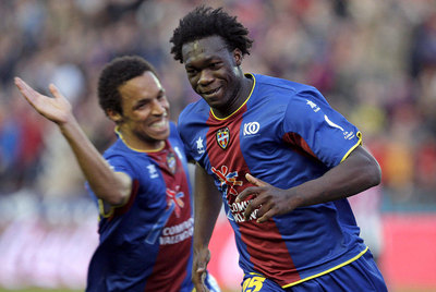 Caicedo corre tras su gol perseguido por Valdo.