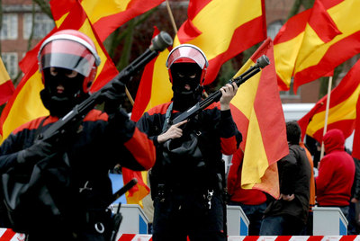  Ertzainas  vigilan un acto electoral en San Sebastián.