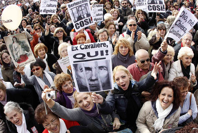Manifestantes reunidos en la plaza del Popolo, en el centro de Roma, en un acto de protesta contra el primer ministro, Silvio Berlusconi.