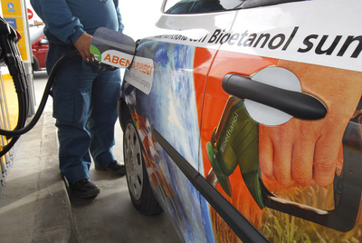 Un conductor reposta combustible en un autonóvil de bioetanol.