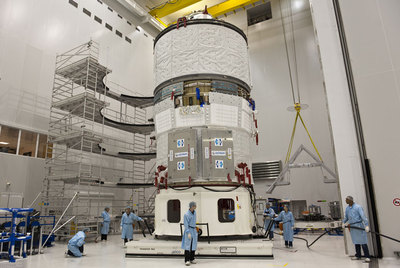 Los ingenieros hacen las últimas comprobaciones en el carguero  Johannes Kepler .