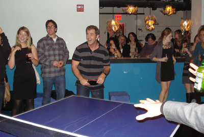 El actor Mel Gibson juega al pimpón en el club Spin de Nueva York.