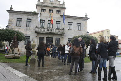 Horas de colas en Vilanova para lograr un trabajo de 'mileurista"