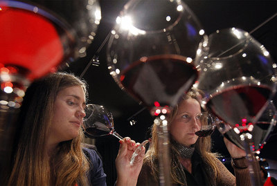 Dos chicas, durante la cata  amateur  celebrada ayer paralelamente a la eliminatoria regional de la Nariz de Oro 2011.