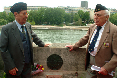 Manuel Fernández (izquierda) con el también excombatiente Luis Royo.