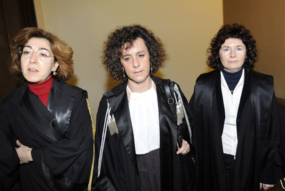 De izquierda a derecha, Carmen D'Elia, Giulia Turri y Orsolina de Cristofaro, las magistradas que juzgarán a Berlusconi, ayer en el Palacio de Justicia de Milán.
