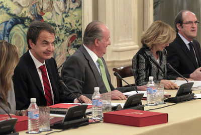 El rey Juan Carlos, el presidente Rodríguez Zapatero y los ministros Elena Salgado, Trinidad Jiménez y Ángel Gabilondo, ayer durante la reunión en La Zarzuela del patronato de la Fundación Carolina.