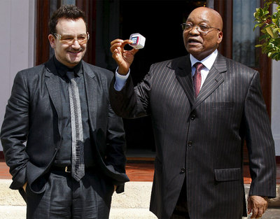 Jacob Zuma muestra el iPod nano que le regaló Bono con su música.