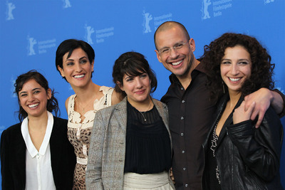 Las actrices, de izquierda a derecha, Moran Rosenblatt, Nataly Attiya, Ziv Weiner y Clara Khoury posan con el director Johathan Sagall en la presentación de  Oden   en Berlín. 
