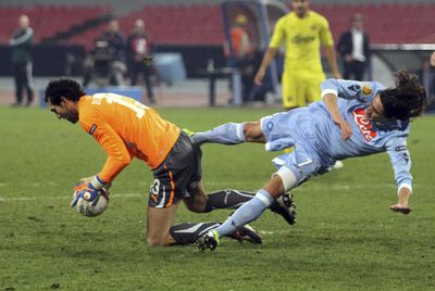 Diego López se hace con el balón ante Cavani.