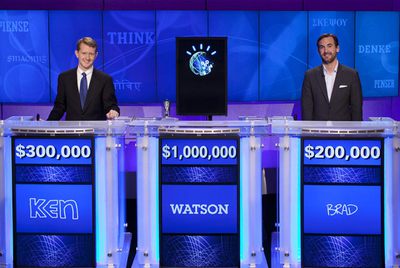 El ordenador  Watson,  en el centro, batió a Brad y Ken en el concurso de televisión  Jeopardy. 