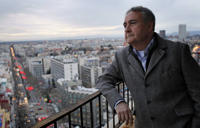 Vicente Molina Foix en el balcón de su casa de Madrid.