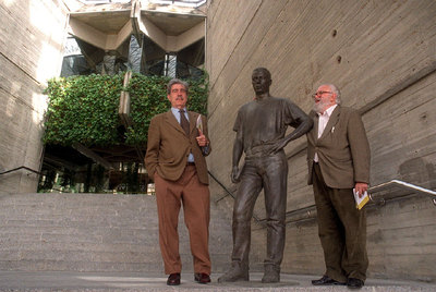 Antonio Miró, a la izquierda, y Fernando Higueras en la  Corona de espinas  de la Ciudad Universitaria de Madrid, en 2000.
