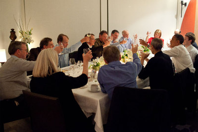 Obama (a la derecha), con los ejecutivos de las grandes empresas de la Red, flanqueado por Steve Jobs (Apple) y Mark Zuckerberg (Facebook). El resto son: Eric Schmidt (Google), Carol Bartz (Yahoo!), John Chambers (Cisco), Larry Ellison (Oracle), Dick Costolo (Twitter), Reed Hastings (NetFlix), John Hennessy (Universidad de Stanford), Art Levinson (Genentech), Steve Westly (The Westly Group) y John Doerr (Kleiner Perkins).