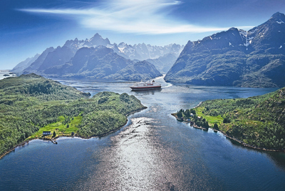 El barco MS Kong Harald, de la naviera Hurtigruten, en el fiordo del Troll, en el norte de Noruega.