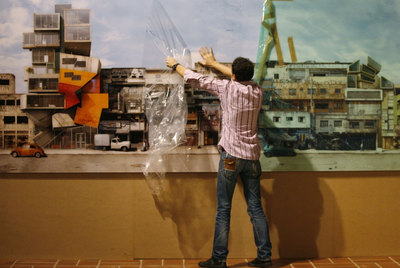 Un momento del montaje de la exposición  AfterPost (más allá de la fotografía),  iniciativa del programa Iniciarte, el pasado mayo en la sala Santa Lucía (Sevilla).