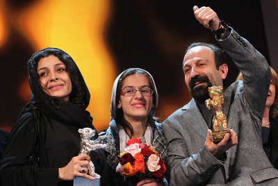 Las actrices Sareh Bayat y Sarina Farhadi (en el centro), anoche junto al director de  Nader y Simin, una separación,  Asghar Farhadi.
