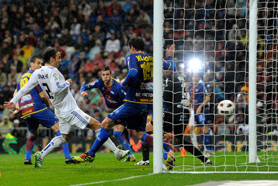 Rodeado de contrarios, Carvalho consigue el segundo gol del Madrid.