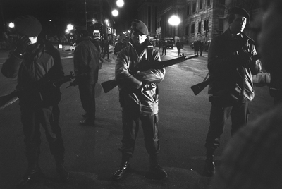 Cordones de vigilancia en las cercanías del Congreso durante la madrugada del 24-F, cuando las fuerzas de Tejero y de Pardo Zancada retenían en el interior a los parlamentarios y al Gobierno en funciones.