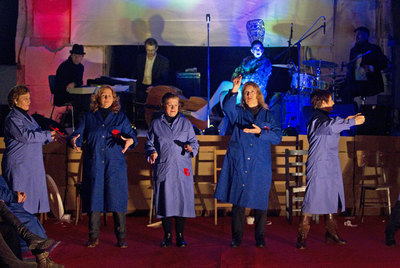 Siete trabajadores de la antigua Tabacalera representan  Cigarreras. Métodos y tiempo  acompañadas del grupo De la Purissima.