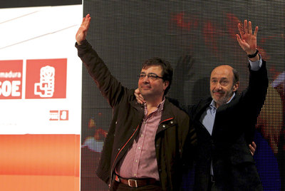 Guillermo Fernández Vara y Alfredo Pérez Rubalcaba, en Mérida.
