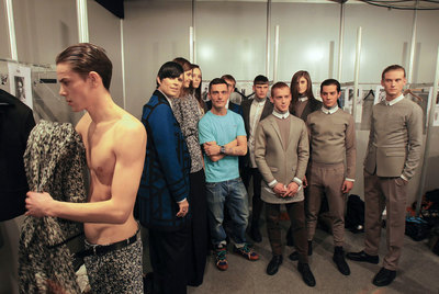 Davidelfín (con camiseta turquesa) en el  backstage  de su desfile en la pasarela Cibeles.