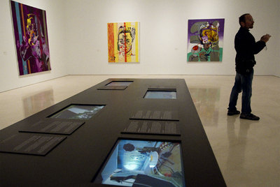 Un fotógrafo en la exposición  Kippenberger miró a Picasso , en el Museo Picasso Málaga.