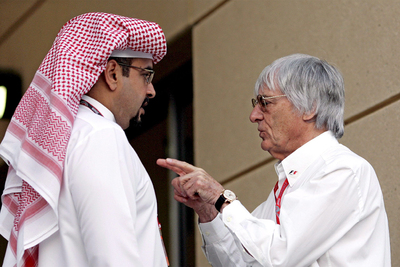 Bernie Ecclestone, patrón de la fórmula 1, habla con un jeque en una edición pasada del Gran Premio de Bahréin.