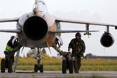DESERCIÓN A BORDO DE DOS CAZABOMBARDEROS