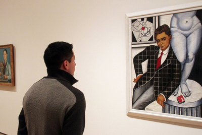 Un hombre observa  Retrato de Metzinger  (1926), de Suzanne Phocas, en la muestra del Guggenheim.