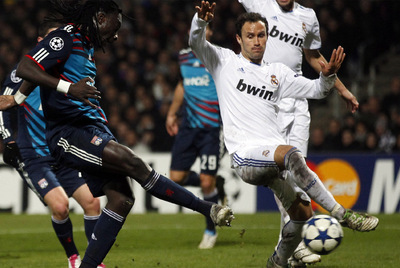 Gomis anota el tanto del empate para el Lyon pese a la oposición de Carvalho.