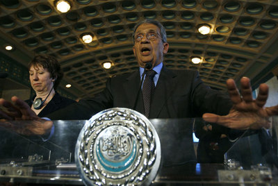 Amr Musa, secretario general de la Liga Árabe, flanqueado por Catherine Ashton, ayer en El Cairo.