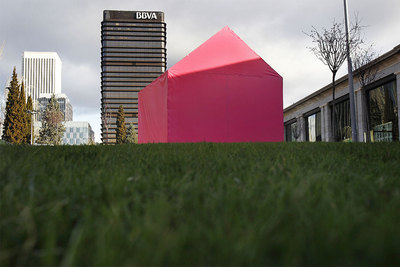 El proyecto  Pink Project  (2008), en Nuevos Ministerios, proyecto solidario liderado por Brad Pitt para recoger fondos para el huracán  Katrina .