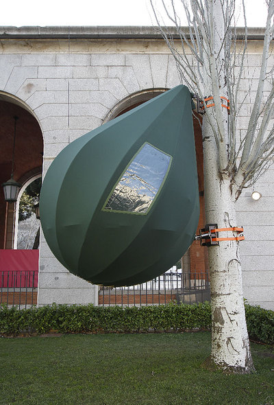 Tree Tent  (1998), proyecto de gran éxito de Dré Wapenaar, una caseta transportable concebida para apoyar acciones ecologistas.
