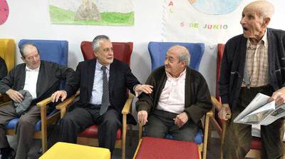 GRIÑÁN INAUGURA UNA RESIDENCIA DE ANCIANOS EN LA ALPUJARRA