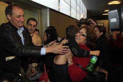 Trabajadores de Repsol, a su llegada ayer al aeropuerto de Madrid-Barajas.