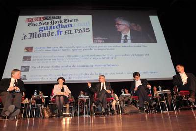 Desde la izquierda, los directores Bill Keller  (The New York Times ), Sylvie Kauffmann  (Le Monde ), Javier Moreno (EL PAÍS), Alan Rusbridger  (The Guardian ) y Georg Mascolo  (Der Spiegel ).
