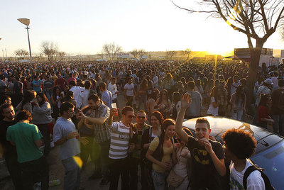 Miles de jóvenes despiden en Sevilla los exámenes con un 'botellón'