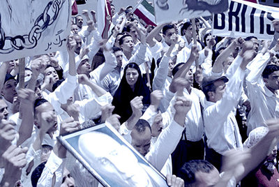 Un fotograma de  Women without men,  con las manifestaciones en Teherán en 1953. Abajo, Shirin Neshat.