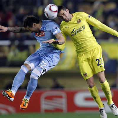 Bruno gana la acción a Lavezzi y cabecea el balón.