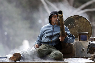 Un hombre se sienta en una tanqueta del Ejército en la ciudad de Shahat, al este de Libia, controlada por los sublevados.