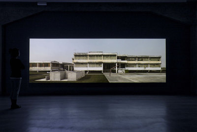  Cuban School, Santi Spiritus , pieza del artista irlandés John Gerrard que se muestra en el espacio Ivorypres.